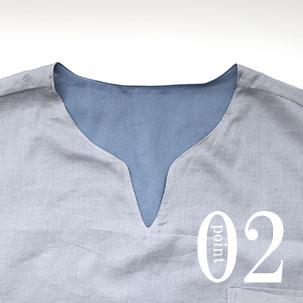 開きすぎず上品なスリットネック