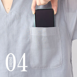スマホも入る胸ポケットつき