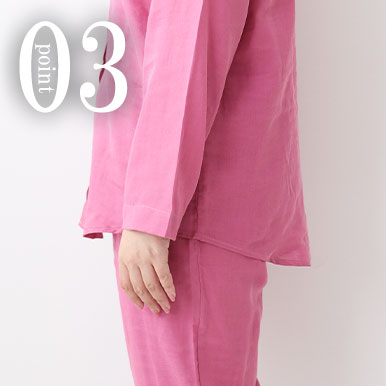 お尻が少し隠れる後ろすそ丈。シャツのスワローテールを採用