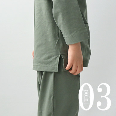 お尻が少し隠れる後ろすそ丈。動きやすいサイドスリット