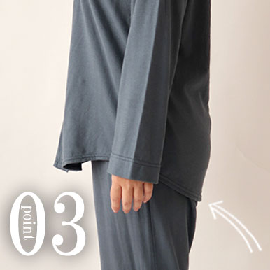 お尻が少し隠れる後ろすそ丈。シャツのスワローテールを採用