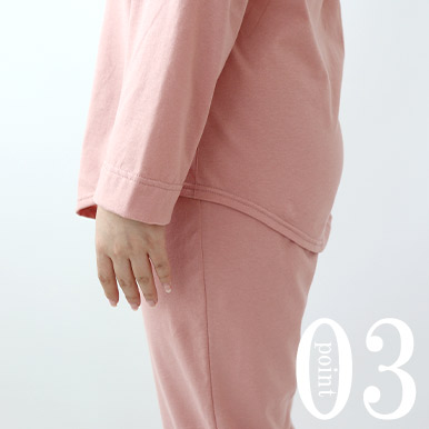 お尻が少し隠れる後ろすそ丈。シャツのスワローテールを採用