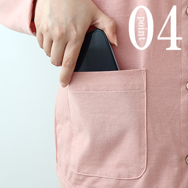 スマホも入るポケットつき