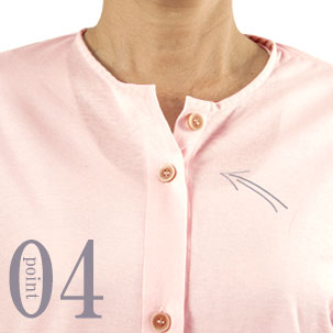 開き過ぎない首元。第2ボタン位置は、開けてもだらしなくない綺麗めデザインに