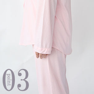 お尻が少し隠れる後ろすそ丈。シャツのスワローテールを採用