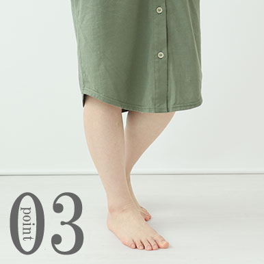 ひざが隠れるすそ丈、シャツのスワローテールを採用