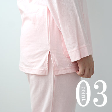 お尻が少し隠れる後ろすそ丈。動きやすいサイドスリット