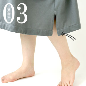 ひざが隠れるすそ丈、動きやすいサイドスリット
