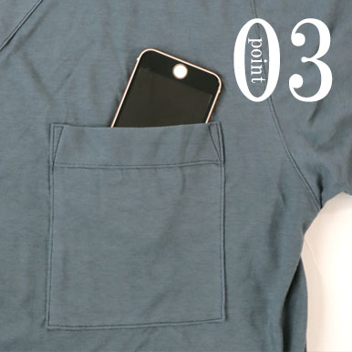 スマホも入る胸ポケットつき