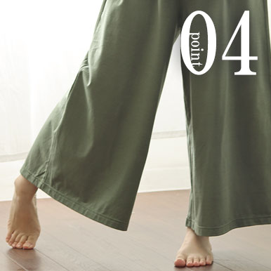 ゆとりのあるガウチョパンツは部屋着に最適