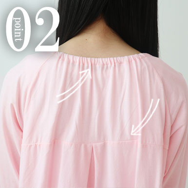 かぶりやすい首後ろのゴムや背中のタックで後ろ姿もかわいいデザイン。