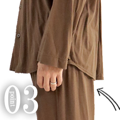 お尻が少し隠れる後ろすそ丈。シャツのスワローテールを採用