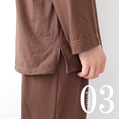 お尻が少し隠れる後ろすそ丈。動きやすいサイドスリット