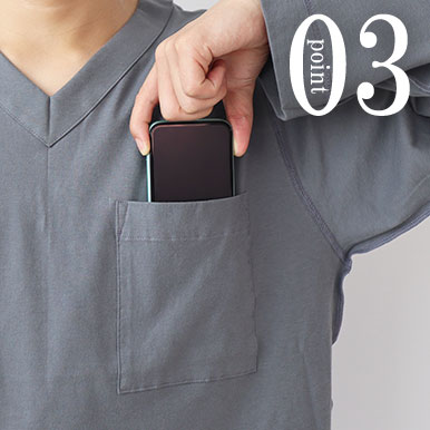 スマホも入る胸ポケットつき