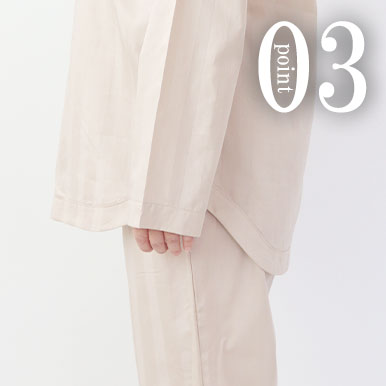 お尻が少し隠れる後ろすそ丈。シャツのスワローテールを採用