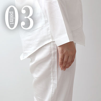 お尻が少し隠れる後ろすそ丈。シャツのスワローテールを採用