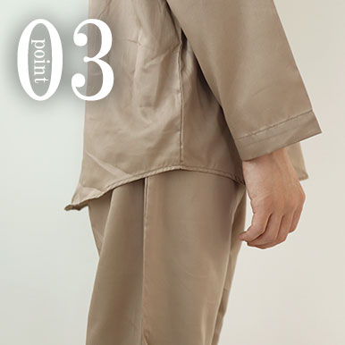 お尻が少し隠れる後ろすそ丈。シャツのスワローテールを採用