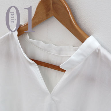 アクセサリーも映える、絶妙な開き具合のキーネック