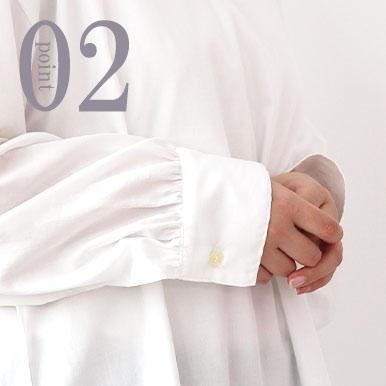 袖口はカフスできちんと感を演出