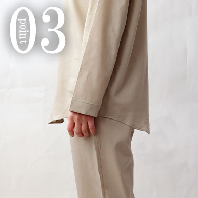 お尻が少し隠れる後ろすそ丈。シャツのスワローテールを採用