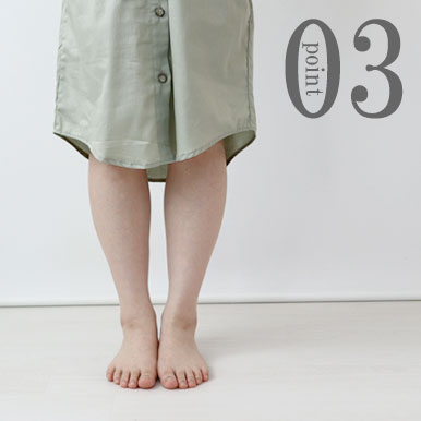 ひざが隠れるすそ丈、シャツのスワローテールを採用