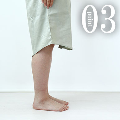 ひざが隠れるすそ丈、シャツのスワローテールを採用