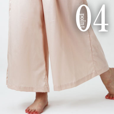 ゆとりのあるガウチョパンツは部屋着に最適