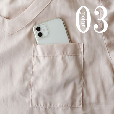 スマホも入る胸ポケットつき