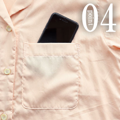 スマホが入るポケットつき