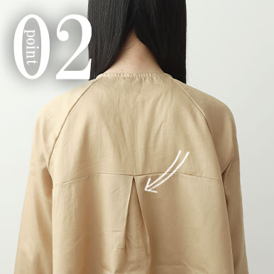 首回りにはゴムを入れず、背中のタックですっきりかわいく