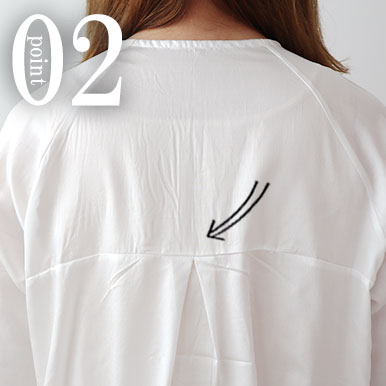 首回りにはゴムを入れず、背中のタックですっきりかわいく