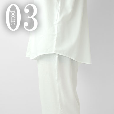 お尻が少し隠れる後ろすそ丈。シャツのスワローテールを採用