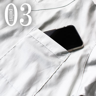 スマホも入る胸ポケットつき