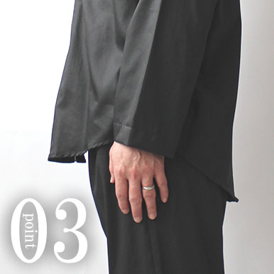 お尻が少し隠れる後ろすそ丈。シャツのスワローテールを採用