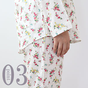 お尻が少し隠れる後ろすそ丈。シャツのスワローテールを採用