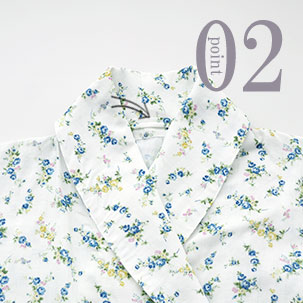 大きめ襟で小顔効果♪便利なハンガーループ付き