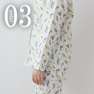 お尻が少し隠れる後ろすそ丈。シャツのスワローテールを採用