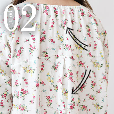 かぶりやすい首後ろのゴムや背中のタックで後ろ姿もかわいいデザイン。