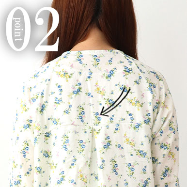 かぶりやすい首後ろのゴムや背中のタックで後ろ姿もかわいいデザイン。