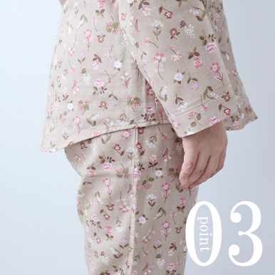 お尻が少し隠れる後ろすそ丈。シャツのスワローテールを採用