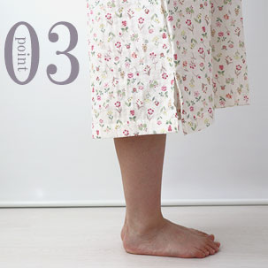 ひざが隠れるすそ丈、動きやすいサイドスリット