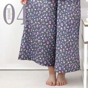 ゆとりのあるガウチョパンツは部屋着に最適