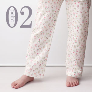 足のくるぶしが少し隠れる程度のすそ丈