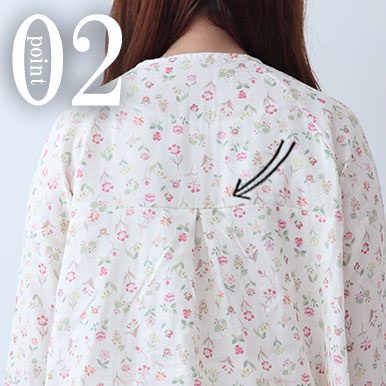 首回りにはゴムを入れず、背中のタックですっきりかわいく