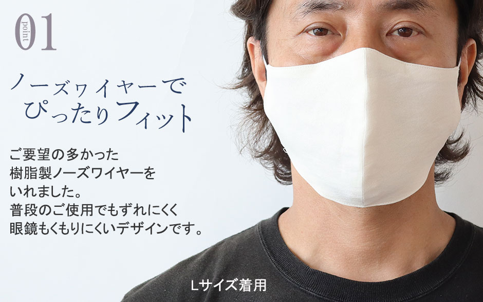 まるでシャツのような細目ステッチ、小さ目ボタン、スワローテール