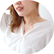 キーネックブラウス