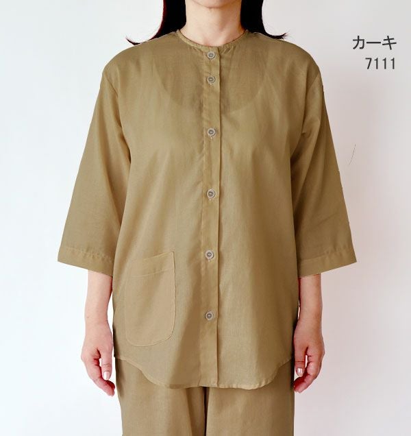 カーキ