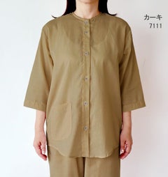 カーキ