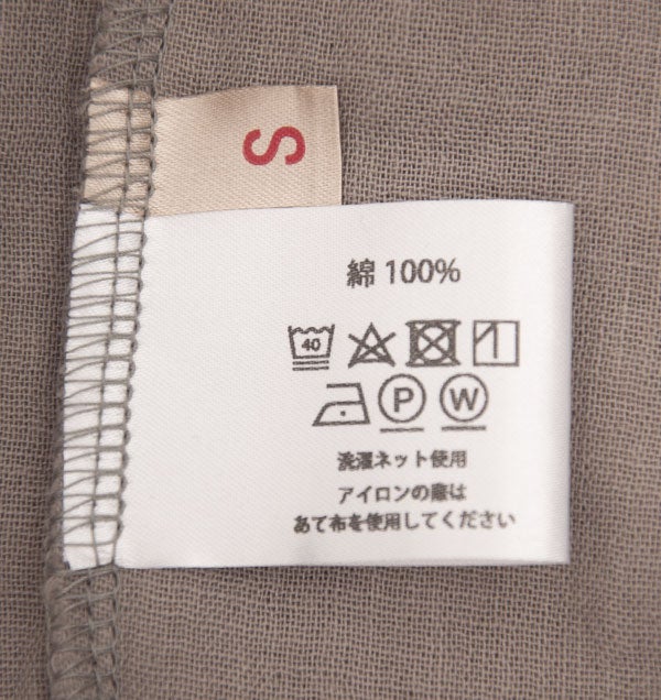 洗濯絵表示とサイズタグが付きます